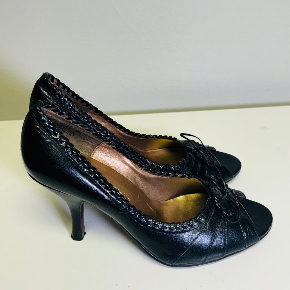 BELLINI SIZE 7 Black PATENT LEATHER OPEN TOE TRIM BOW DETAIL STITCHING PLEATED